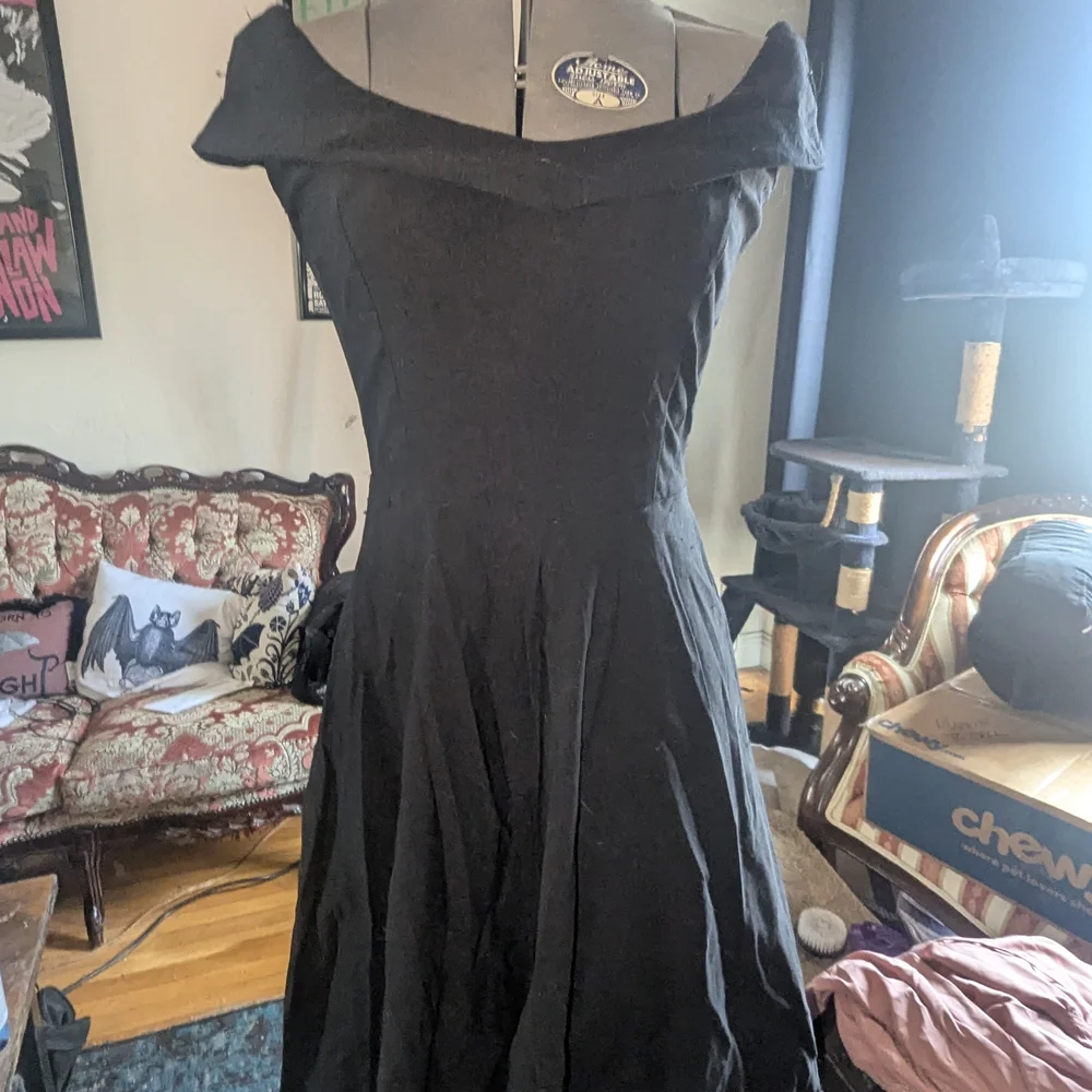 MUXXN 1950s Vintage Style Elegant Black Off-Shoulder Dress Gothabilly - Picture 1 of 8